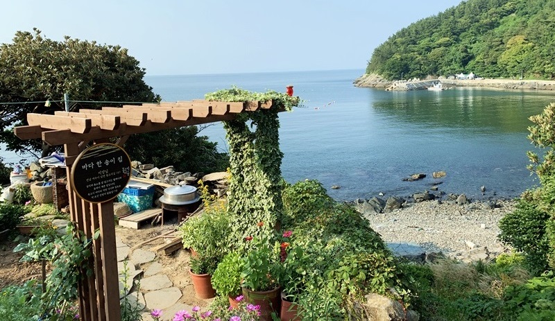 Los carteles del minbak (posada privada tradicional) son comunes en las costas y muelles de la isla de Ando, ubicada frente a la costa de Yeosu, provincia de Jeollanam-do.
