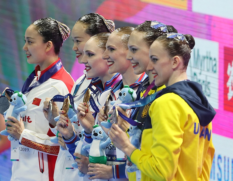 Las medallistas en el dúo técnico de la natación sincronizada del Campeonato Mundial de la Federación Internacional de Natación (FINA) de Gwangju 2019, posan el 14 de julio durante la ceremonia de entrega de medallas, en el Gimnasio de Yeomju, ubicado en la ciudad de Gwangju, provincia de Jeollanam-do. | Comité Organizador del Campeonato Mundial de Natación 2019