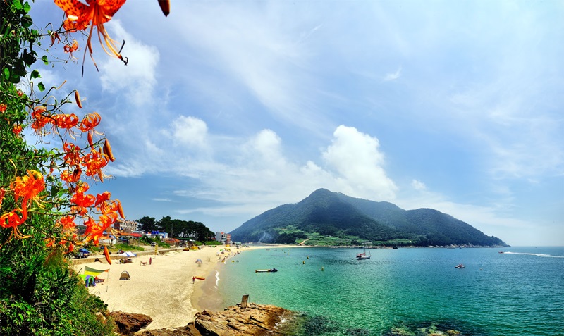 La isla Bijindo en la ciudad de Tongyeong, provincia de Gyeongsangnam-do, tiene una playa que conecta dos partes de la isla, por lo cual se puede disfrutar en el mismo lugar el amanecer y el atardecer.