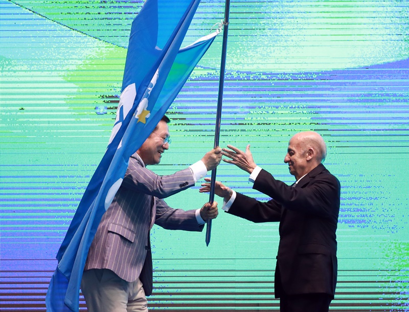 Lee Yong-sup (izda.), alcalde de la ciudad de Gwangju y presidente del Comité Organizador del Campeonato Mundial de Natación 2019, entrega la bandera de la Federación Internacional de Natación (FINA) al presidente de la federación, Julio Maglione, el 28 de julio, en la ceremonia de clausura del campeonato en el Centro Acuático Mundial de la Universidad de Nambu. | Yonhap News