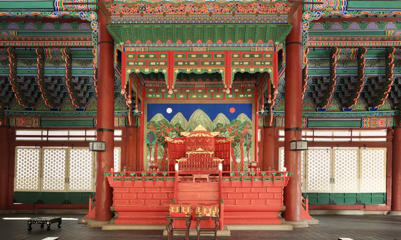 El trono del rey, en el principal salón, ‘Geunjeongjeon’, del palacio Gyeongbokgung, Seúl. | Administración de Patrimonio Cultural