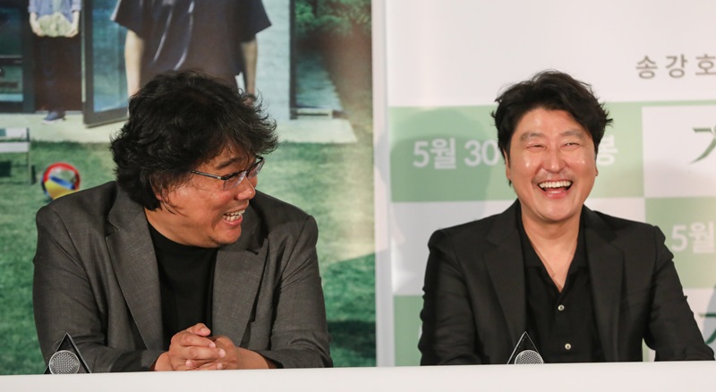 El director Bong Joon-ho y el actor Song Kang-ho han trabajado juntos en las películas “Memories of Murder”, “The Host”, “Snowpiercer” y “Parasite”. En la foto, Bong Joon-ho y Song Kang-ho durante la conferencia de prensa de “Parasite” (2019) en Seúl.