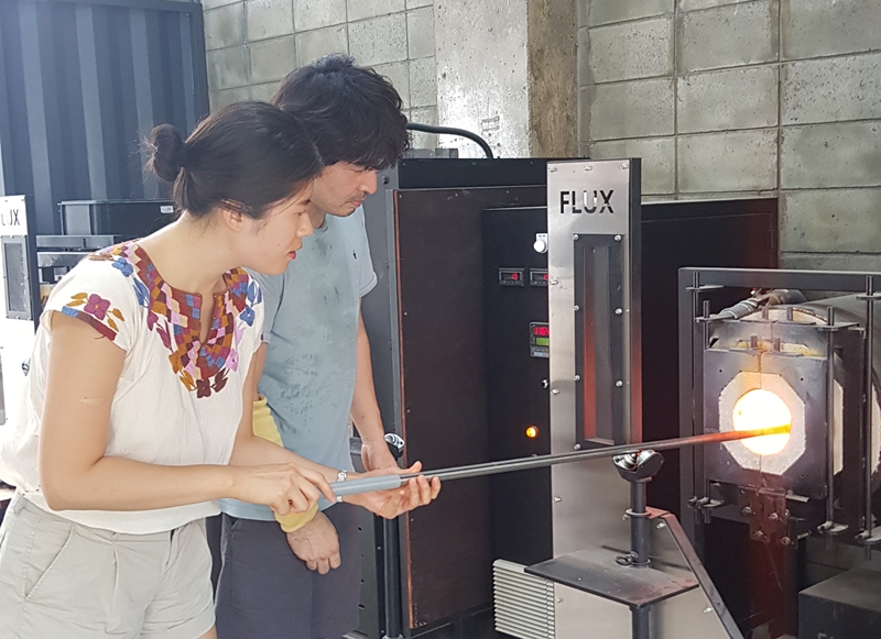 El taller de vidrio Flux en Ye's Park en Icheon, provincia de Gyeonggi-do, ofrece programas interactivos para hacer jarrones o vasos con vidrio. | Hahm Hee-eun