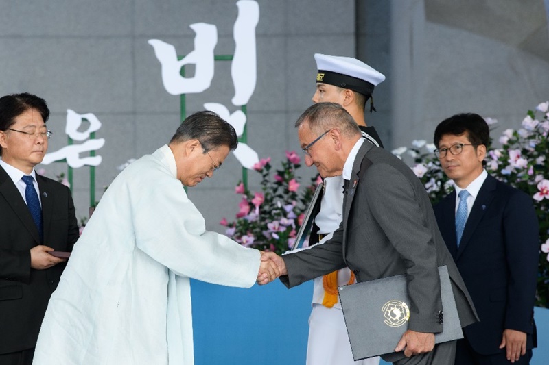 El 15 de agosto, el presidente Moon Jae-in entrega la Orden del Mérito para la Fundación Nacional a Jean Jacques Hong Fuan, hijo del difunto Hong Jae-ha, quien transfirió fondos para la independencia al Gobierno Provisional de Corea. Un total de 178 luchadores por la independencia recibieron premios en la ceremonia. | Estudio Hyoja-dong