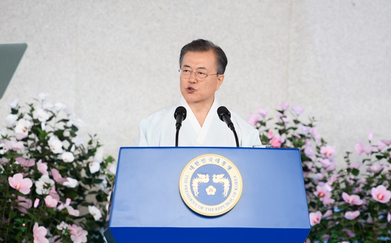El presidente Moon Jae-in anuncia el 15 de agosto el objetivo de su administración de lograr la paz y reunificar la península coreana para 2045, lo que marcará el centenario de la liberación nacional. Para cumplir con este objetivo, enfatizó la necesidad del papel de Corea como una "nación puente" que conecta a las naciones del este de Asia y la importancia de la cooperación económica intercoreana. | Cheong Wa Dae