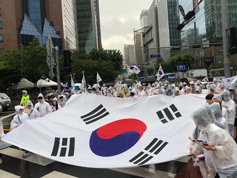 Una serie de eventos se llevan a cabo en Seúl el 15 de agosto para celebrar el Día de la Liberación. A pesar de la lluvia, 300 personas sostuvieron una gran bandera nacional, Taegukgi y representaron la marcha de la independencia. | Kim Minji