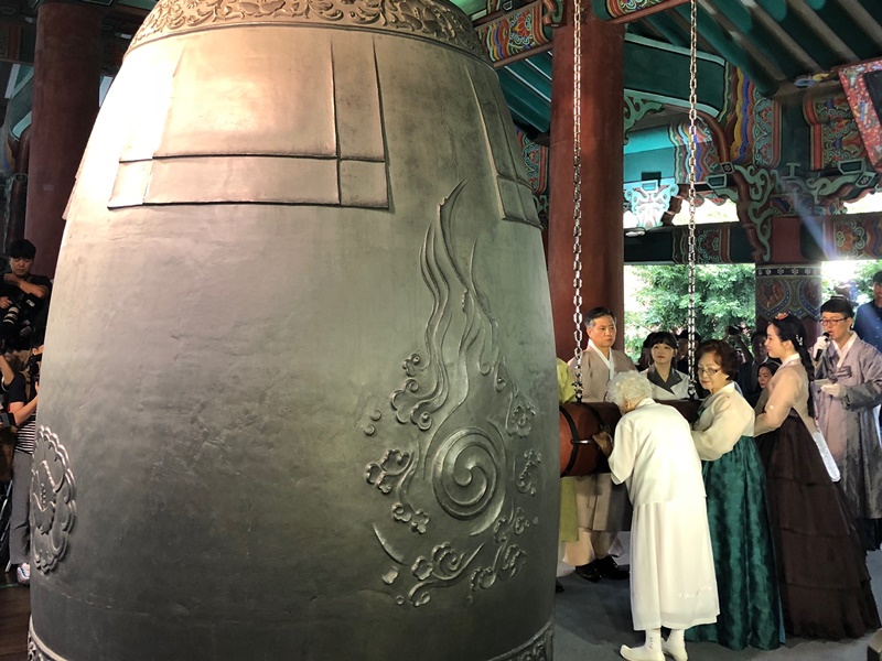 La ceremonia de la campana de Boshingak el 15 de agosto en el centro de Seúl se lleva a cabo con 14 asistentes, incluidas ex víctimas de esclavitud sexual por parte del ejército imperial japonés y descendientes de combatientes de la independencia, divididos en tres grupos. Cada grupo tocó el timbre 11 veces. Algunos transeúntes se detuvieron cuando escucharon la campana y rezaron por la paz y la prosperidad en Corea. | Kim Minji