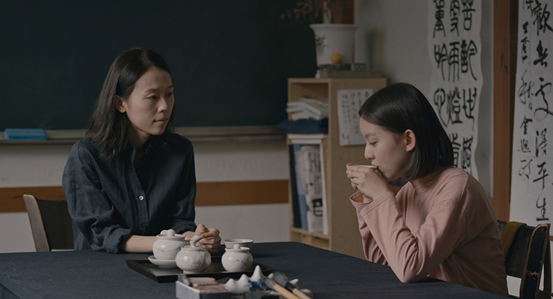 El debut de la directora Kim Bora, “House of Hummingbird” se trata de la historia de una chica de 14 años, Eun-hee. La foto es una escena de la película en la que Eun-hee (dcha.) está tomando un té con su tutora Young-ji. | at9 film