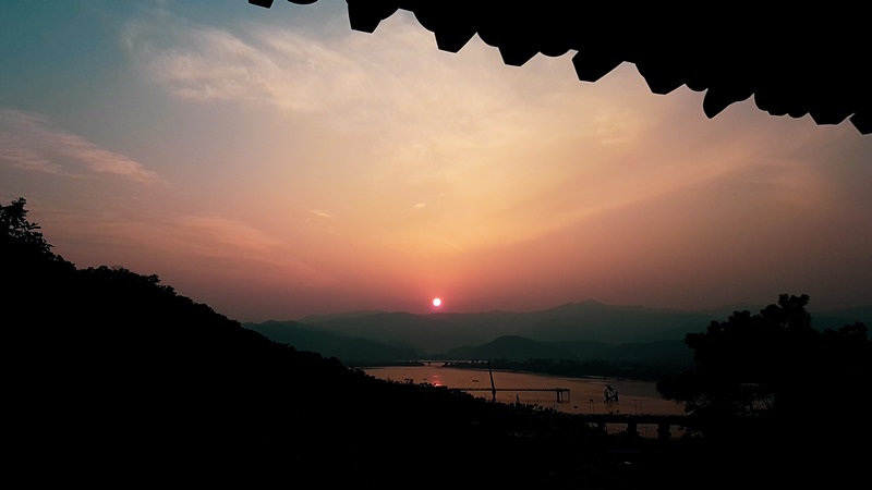 Vista del río Bukhangang desde el pabellón Soyangjeong en la ciudad de Chuncheon, Corea del Sur, el 9 de septiembre de 2017.