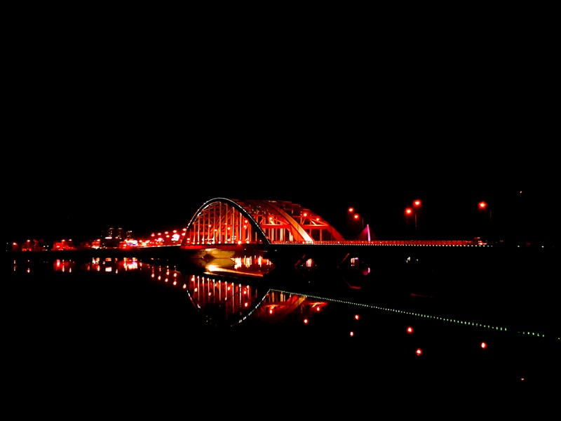 El puente Soyang 2-gyo visto de noche en la ciudad de Chuncheon, el 16 de abril de 2017.