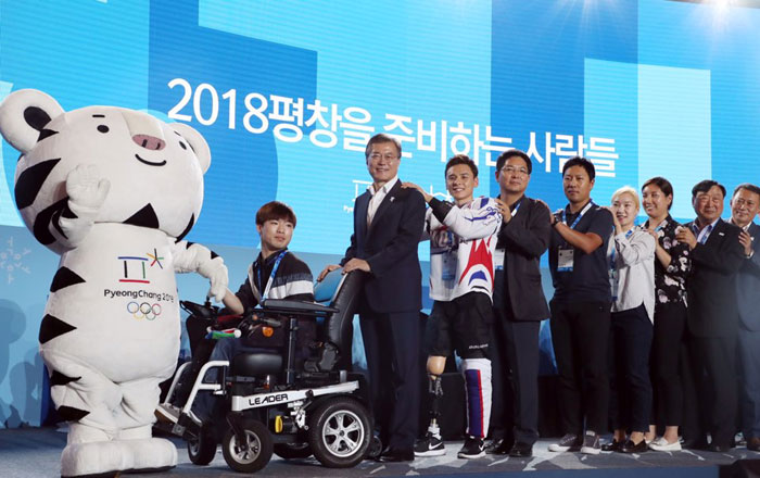 문재인 대통령이 24일 강원도 평창군 알펜시아 리조트에서 열린 '2018 평창을 준비하는 사람들' 행사에 참석해 평창 올림픽 성공개최를 위해 힘을 모으고 있는 관계자들과 함께 사진을 찍고 있다.