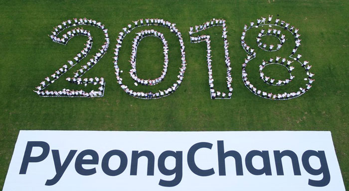 문재인 대통령과 '2018 평창 동계올림픽•패럴림픽' 관계자들이 24일 강원도 평창군 알펜시아 리조트에서 대회 성공개최를 기원하며 '2018' 숫자를 만들어 보여주고 있다.