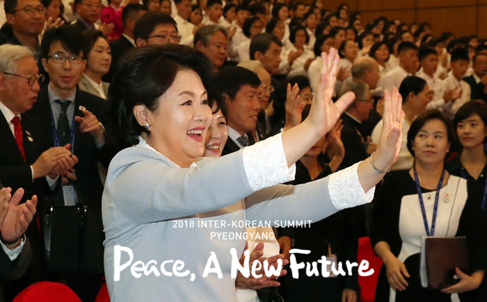 La primera dama Kim Jung-sook disfruta de un espectáculo en el Palacio de los Escolares de Mangyongdae en Pyeongyang el 19 de septiembre.