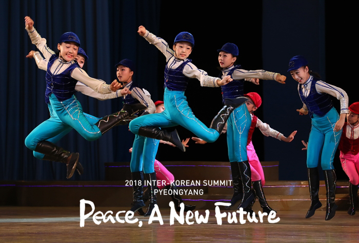 Los estudiantes de Corea del Norte realizan una presentación especial para la primera dama Kim Jung-sook y otros delegados surcoreanos en el Palacio de los Escolares de Mangyongdae en Pyeongyang el 19 de septiembre.
