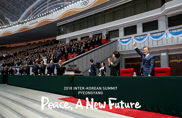 El presidente Moon agita su mano hacia la multitud en el Estadio Rungrado Primero de Mayo el 19 de septiembre. | Equipo conjunto de prensa de la Cumbre Intercoreana 2018 Pyeongyang