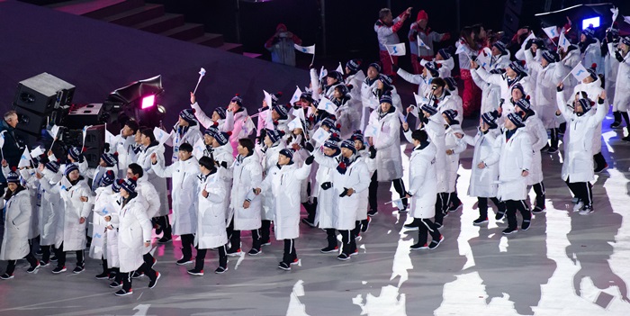 Los atletas de Corea del Sur y del Norte marchan, el 9 de febrero, juntos bajo una sola bandera durante la ceremonia de apertura de los Juegos Olímpicos de Invierno PyeongChang 2018 en el Estadio Olímpico de PyeongChang en el condado de Pyeongchang-gun, provincia de Gangwon-do. | Estudio Hyoja-dong