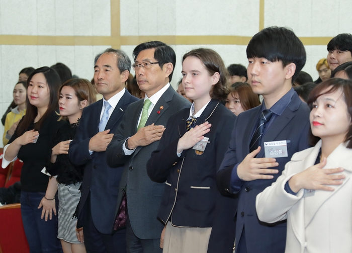 Los otorgantes de la nacionalidad de Corea del Sur que residen en Seúl saludan a la bandera surcoreana junto con el ministro de Justicia (4º por la dcha.) en la 1ª ceremonia de la entrega del certificado de nacionalidad de la República de Corea, celebrada el 21 de enero en el Museo Nacional de Hangeul, ubicado en Yongsan-gu, Seúl.
