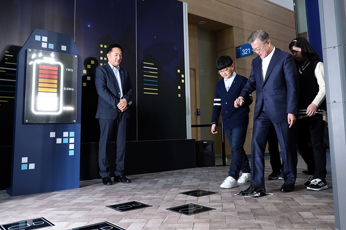 El presidente Moon Jae-in (3º por la izda.) está probando un dispositivo de generación de energía en una presentación sobre la Estrategia Innovadora de la Ciudad Inteligente celebradas en el Centro de Exposiciones y Convenciones de Busan (BEXCO) el 13 de febrero.