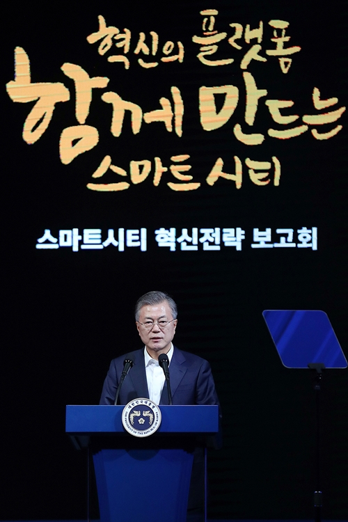 El presidente Moon Jae-in pronuncia un discurso durante una presentación para la Estrategia Innovadora de la Ciudad Inteligente llevada a cabo en el centro de convenciones BEXCO en la ciudad de Busan.
