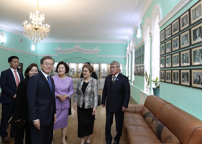 El presidente Moon Jae-in (3º por la izda.) y la primera dama Kim Jung-sook (3º por la dcha.) están visitando el Teatro Nacional de Koryo en Kazajistán el 21 de abril (hora local). | Cheong Wa Dae
