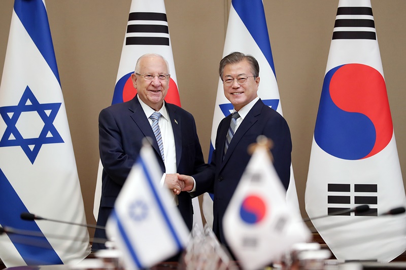 El presidente de Corea del Sur, Moon Jae-in (dcha.) se reúne con el presidente de Israel, Reuven Rivlin el 15 de julio en Cheong Wa Dae. | Cheong Wa Dae