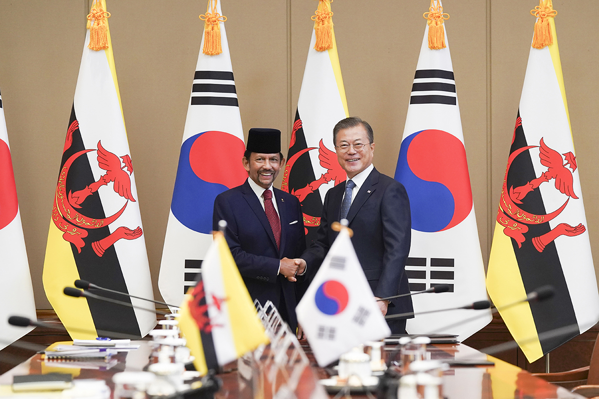 문재인 대통령(오른쪽)과 하사날 볼키아 브루나이 국왕이 24일 청와대에서 정상회담에 앞서 악수하고 있다. 