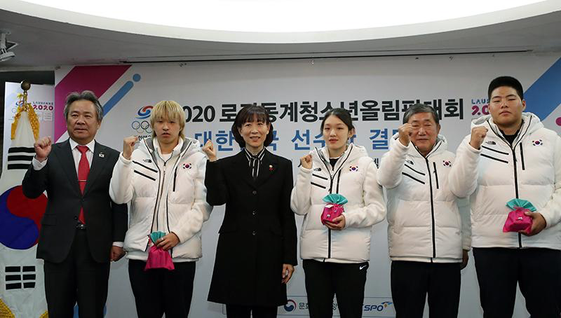 최윤희 문화체육관광부 제2차관이 3일 송파구 올림픽파크텔에서 열린 ‘2020 제3회 로잔동계청소년 올림픽대회’ 대한민국 선수단 결단식에 참석해 복주머니를 받은 선수들과 함께 기념촬영을 하고 있다. 왼쪽에서부터 이기흥 대한체육회장, 스노보드 이준식, 최 제2차관, 쇼트트랙스케이팅 서휘민, 김치현 선수단장, 봅슬레이 김지민.