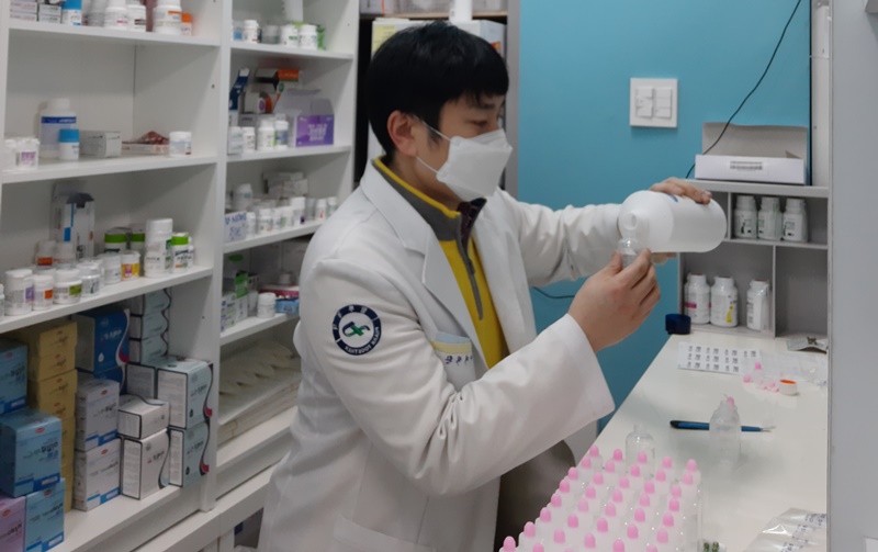 ▲광주 서구에서 약국을 운영하는 약사 서익환씨는 지난 2일부터 시민들에게 직접 만든 손소독제를 무료로 나눠주기 시작했다. 서익환