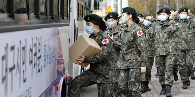 지난 3월 3일 국군간호사관학교 졸업 및 소위 임관과 동시에 국군대구병원 근무를 명 받은 신임 간호장교 74명이 대구로 향하는 버스에 오르고 있다. 