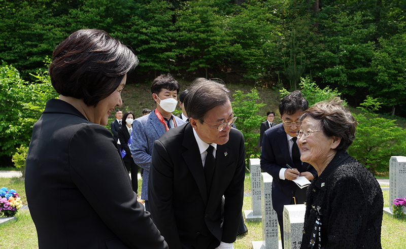 Lee Hyun-won (dcha), 86, una ex teniente de reserva que sirvió en la Guerra de Corea, el 6 de junio habla con el presidente Moon Jae-in y la primera dama Kim Jung-sook después de presentar sus respetos en la tumba del coronel Kim Pil-dal en el cementerio nacional de Daejeon. | Estudio Hyoja-dong