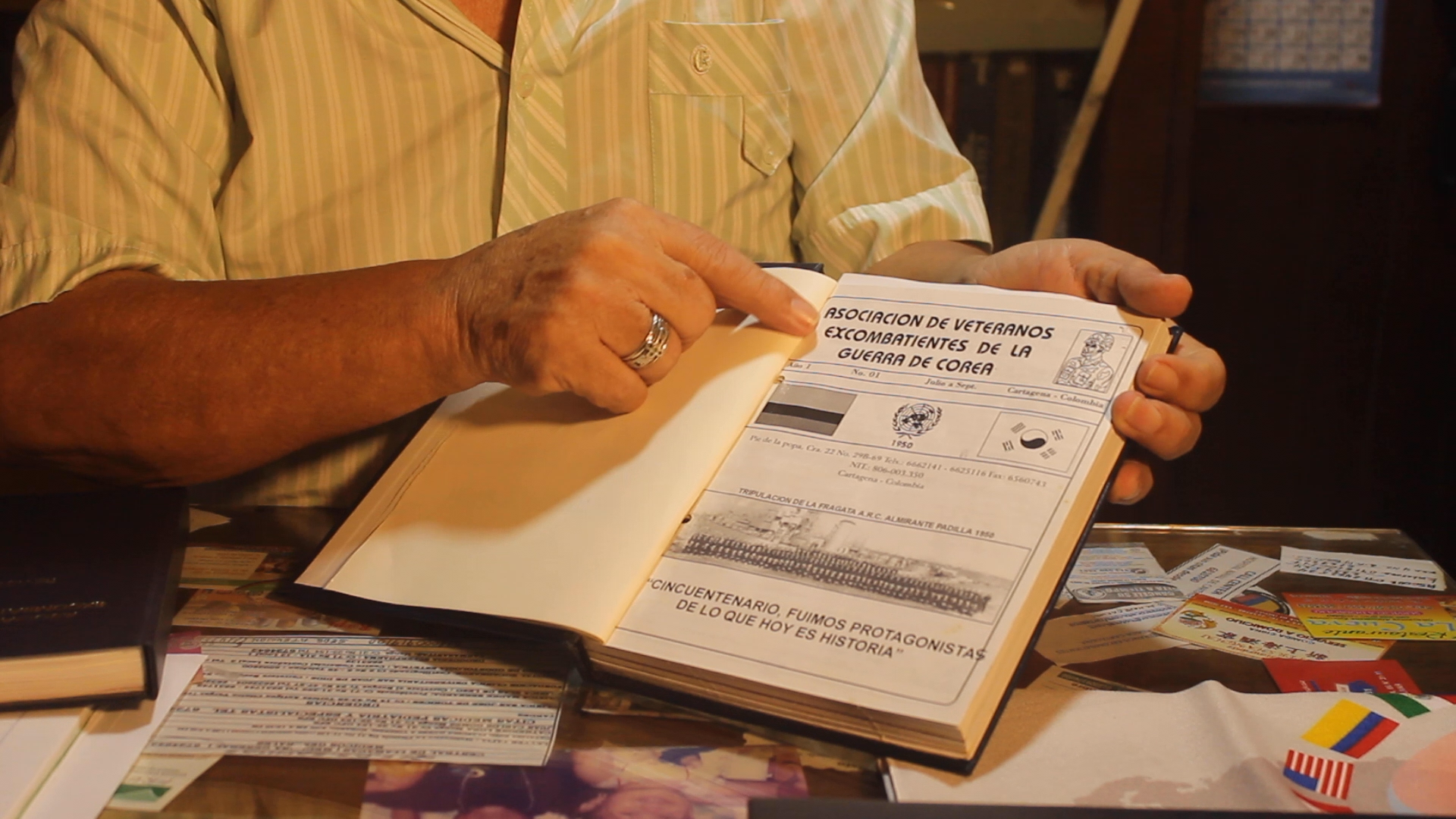 Victor Núñez muestra algunos de los libros en los que ha compilado sus publicaciones sobre Corea del Sur.