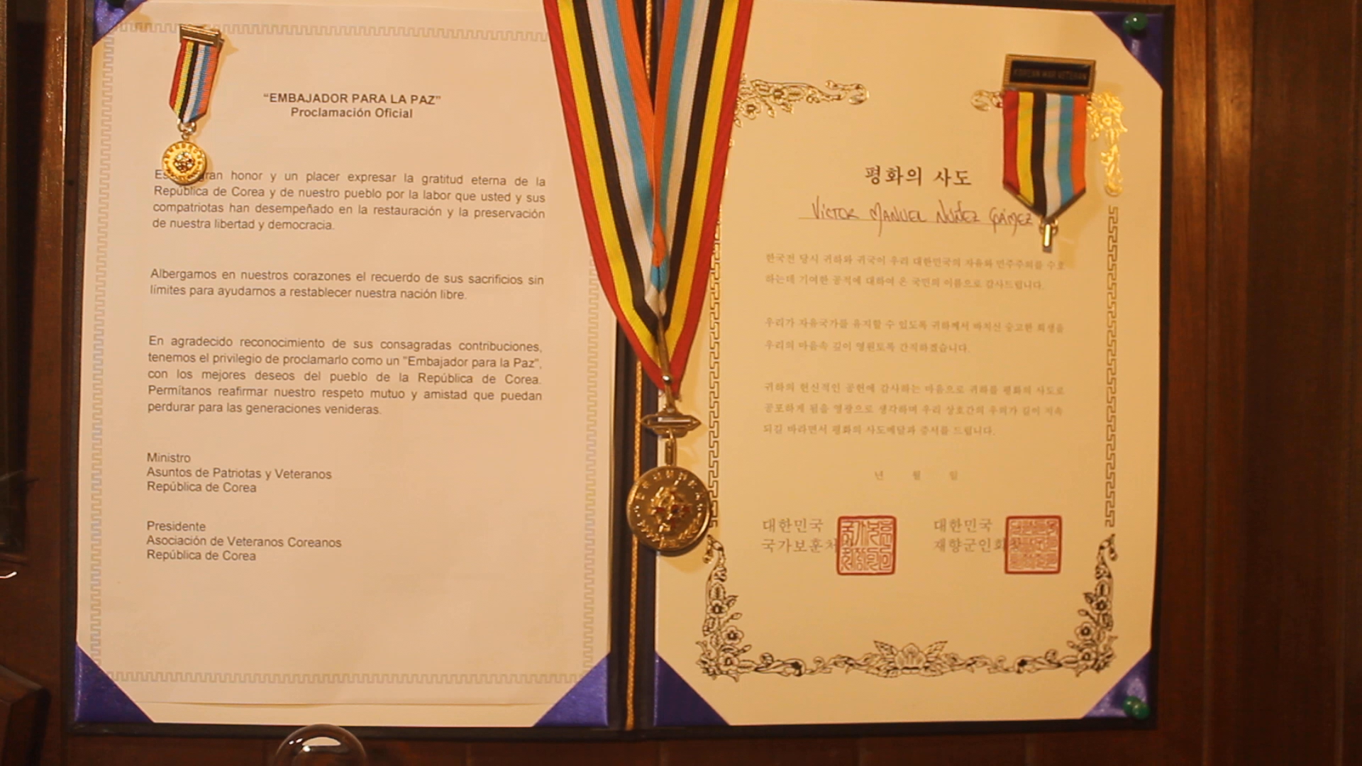 Reconocimiento del Gobierno Coreano a Victor Núñez, veterano de guerra. 