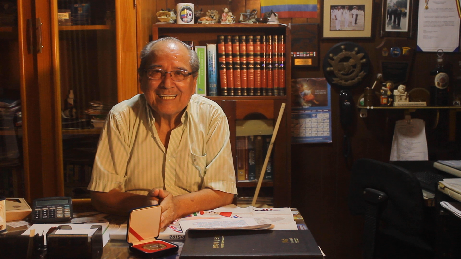Víctor Núñez en su oficina personal. 
