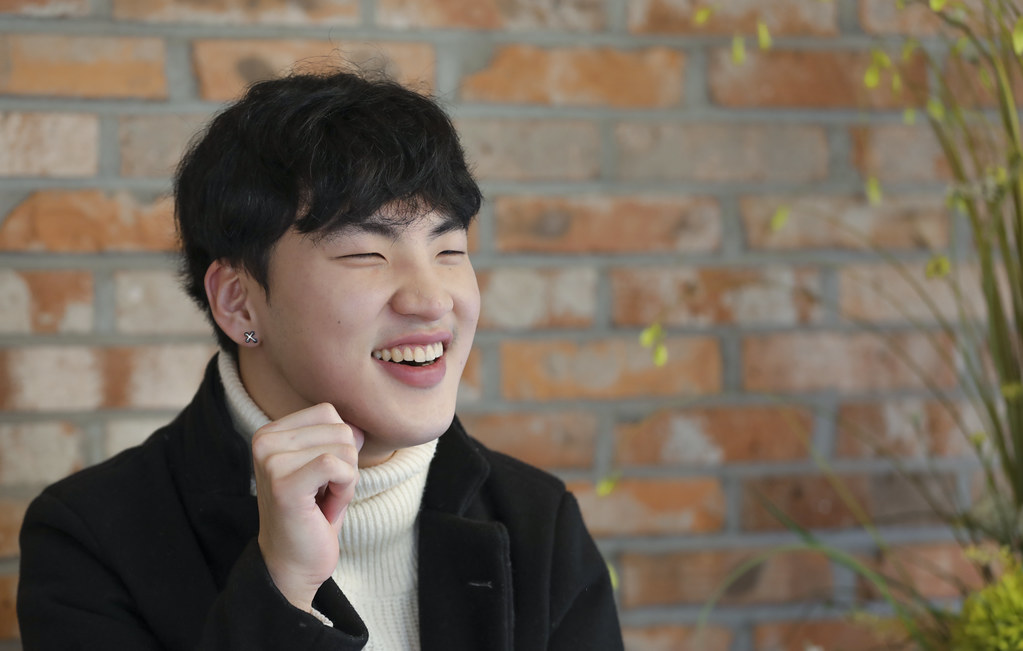 ▲국내 최초 휠체어 모델 김종욱씨가 지난달 26일 경기도 동두천시에서 코리아넷과 가진 인터뷰에서 