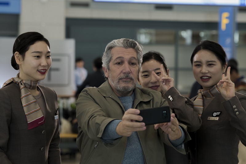 Stephane, protagonista de la #Aquíestoy se queda en el Aeropuerto Internacional de Incheon durante 11 días para reunirse a su amiga surcoreana Soo, a quien había conocido a través de las redes sociales. En la película, se puede ver todos los rincones del Aeropuerto Internacional de Inchoen tras las escenas donde Stephane hace amistad con el personal del restaurante, los chefs y los asistentes de vuelo en el aeropuerto. 