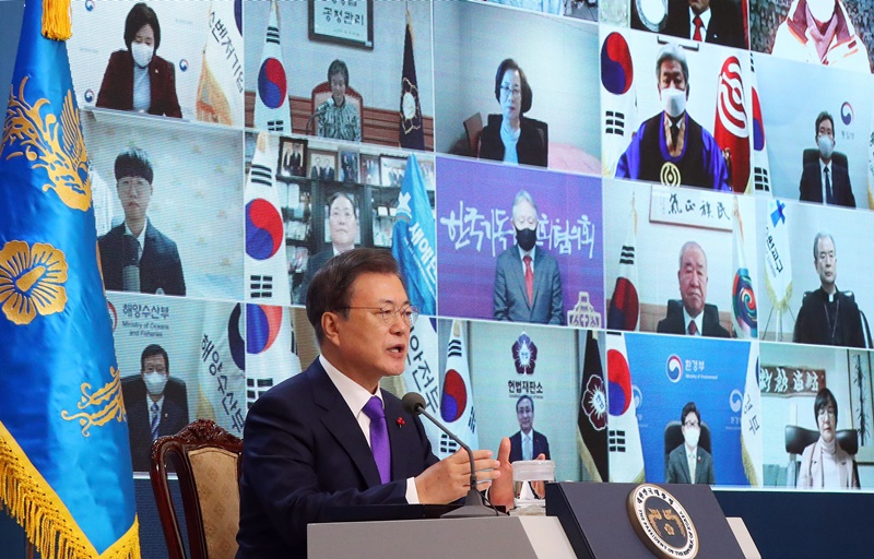 El presidente Moon Jae-in habla durante una reunión virtual de Año Nuevo con líderes económicos y sociales celebrada el 7 de enero en la oficina presidencial Cheong Wa Dae. | Yonhap News 