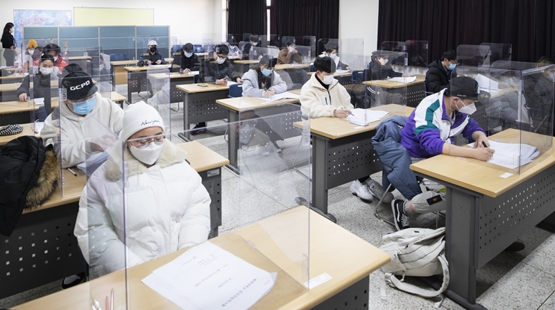 ▲ 한국어능력시험이 올해 해외에서 3차례 시행된다. 사진은 지난해 12월 18일 배재대학교 한국어교육원 관계자들이 자체 개발한 한국어능력시험 ‘배재 모의토픽’을 중국·일본 대학과 실시간 온라인으로 치르는 모습.