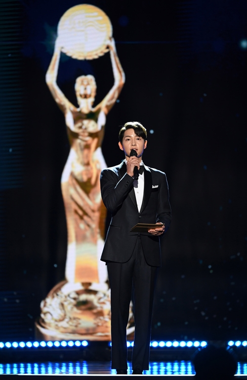 El actor Song Joong-ki abre la ceremonia de los Premios Cinematográficos Dragón Azul.