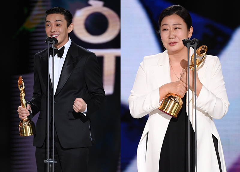 Los actores Yoo Ah-in (izda.) y Ra Mi-ran recibieron el premio Dragón Azul a mejor actor y mejor actriz, respectivamente.