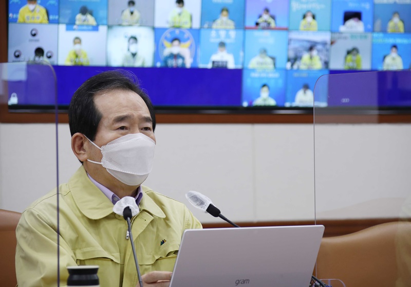 El primer ministro Chung Sye-kyun pronuncia el 21 de febrero un discurso en una reunión de la Sede Central de Contramedidas por Desastre y de Seguridad sobre la respuesta al COVID-19 en el Complejo del Gobierno de Seúl. | Yonhap News