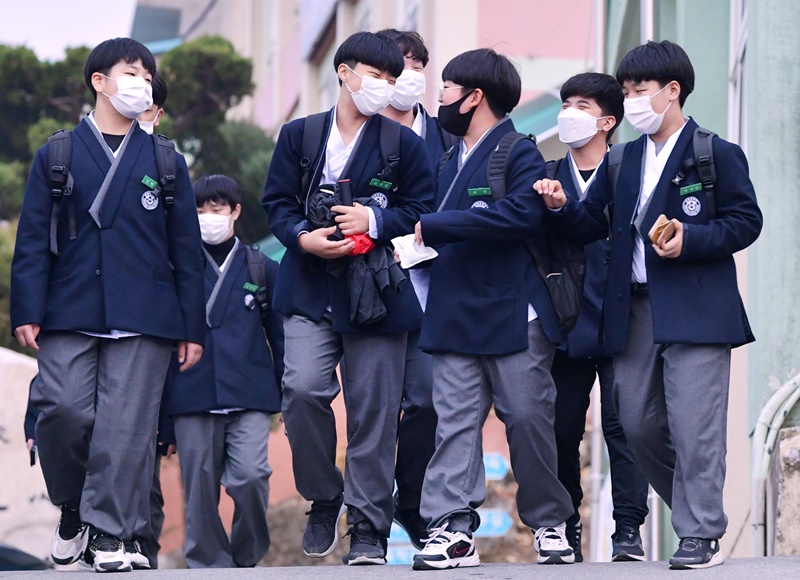 Hanbok de regreso a la vida cotidiana por medio de uniformes escolares : Korea.net : The official website of the Republic Korea
