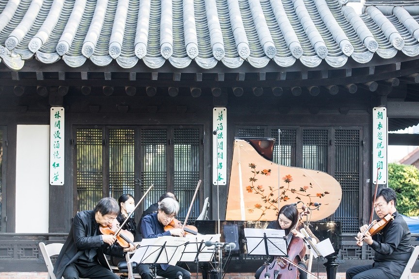 Los músicos actúan en el Festival de Primavera de Música de Cámara de Seúl del año pasado en la Casa de Yun Po-sun en Anguk-dong, el hogar del cuarto presidente de la nación en el distrito de Jongno-gu de Seúl. Festival de Primavera de Música de Cámara de Seúl