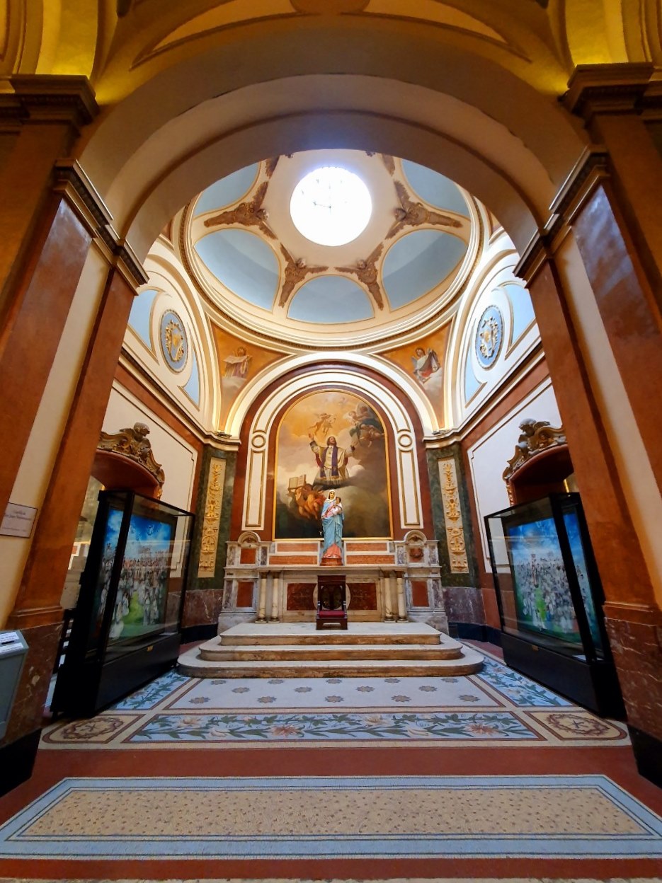 ▲ Las dos pinturas de Jung están colgadas en la Catedral Metropolitana de Buenos Aires, Argentina.