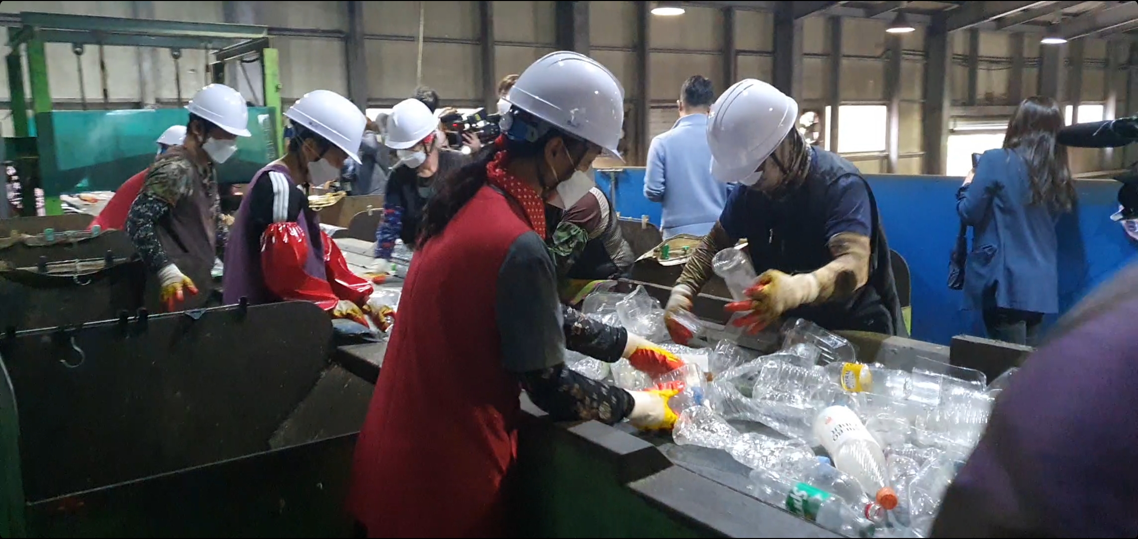 En un campo de detección de basura plástica el 27 de mayo en el condado de Hoengseong-gun, provincia de Gangwon-do, el personal selecciona botellas de plástico reciclables entre las que se desechan en casas y apartamentos. | Kim Hyelin