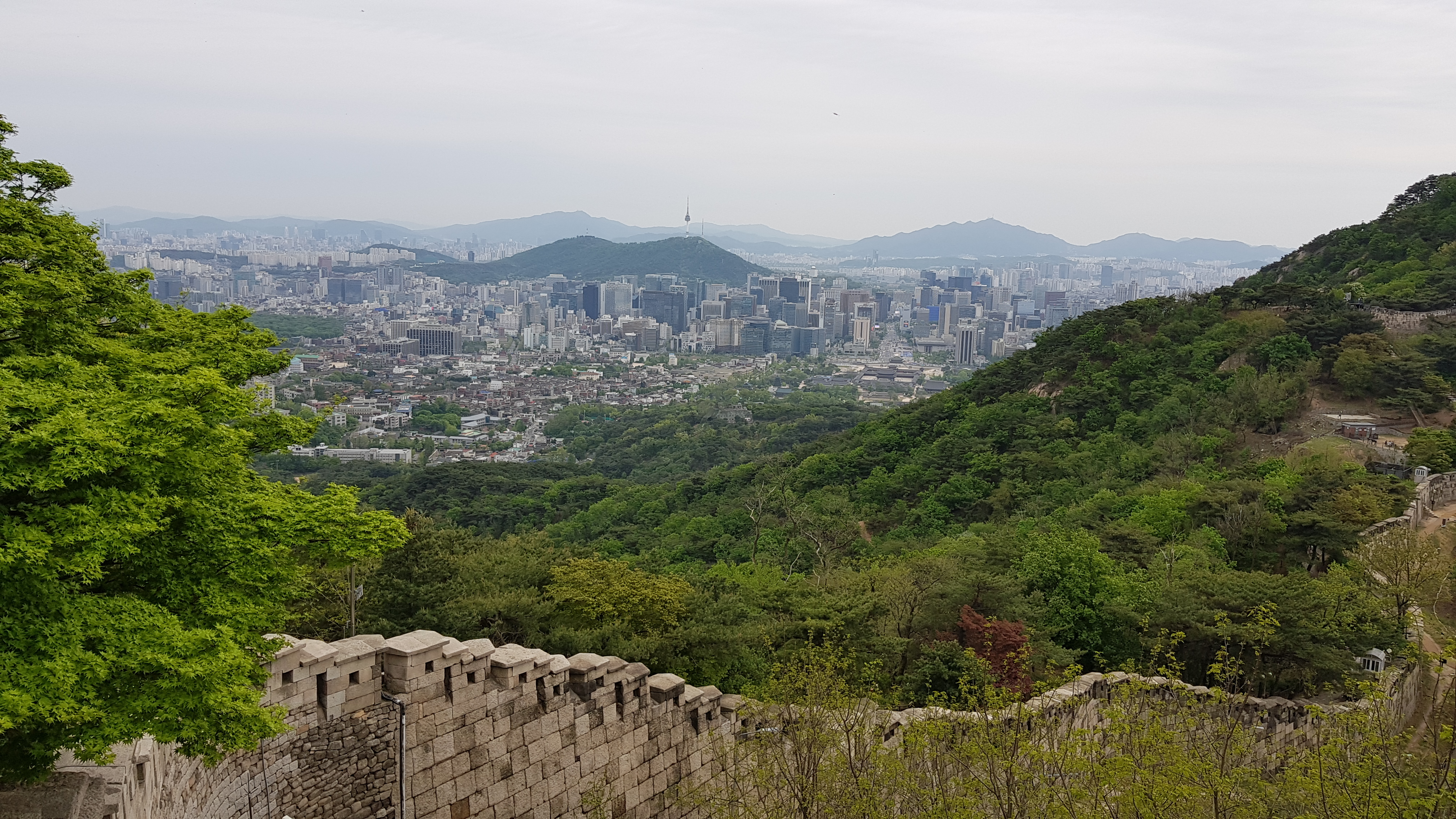 La vista de Seúl desde la sección Baekak de Hanyangdoseong. | Kim Hyelin 