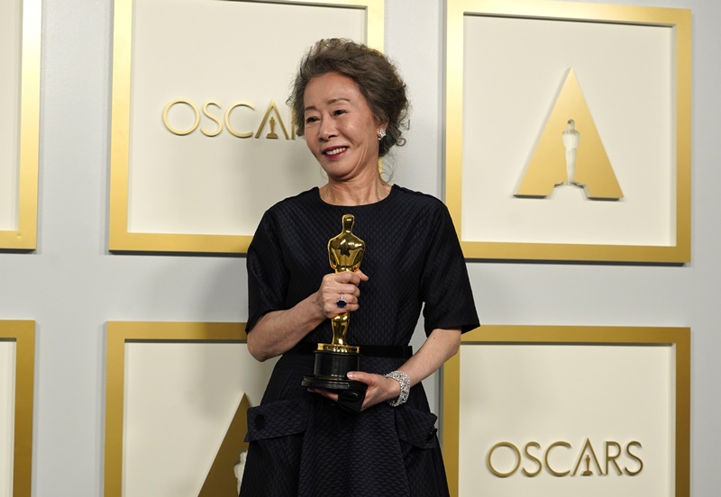 La actriz Youn Yuh-jung ha sido invitada a unirse a la Academia de Artes y Ciencias Cinematográficas de Estados Unidos. La foto muestra a Youn el 25 de abril tomándose una foto conmemorativa después de ganar el premió Óscar al Mejor Actor de Reparto en la 93ª Ceremonia de los Premios de la Academia, celebrada en Los Ángeles, California, EE. UU. el 25 de abril (hora local). | Agencia de Noticias Yonhap