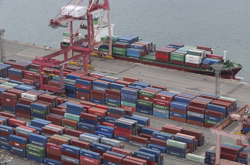 El Fondo Monetario Internacional (FMI) elevó el 27 de julio su pronóstico de crecimiento económico de Corea del Sur para este año al 4,3%, por encima de su proyección de abril del 3,6%, en un informe sobre las perspectivas económicas mundiales. En la foto tomada en mayo se muestra la terminal de contenedores de Sinseondae, en el puerto de Busan | Noticias Agencia de Noticias 