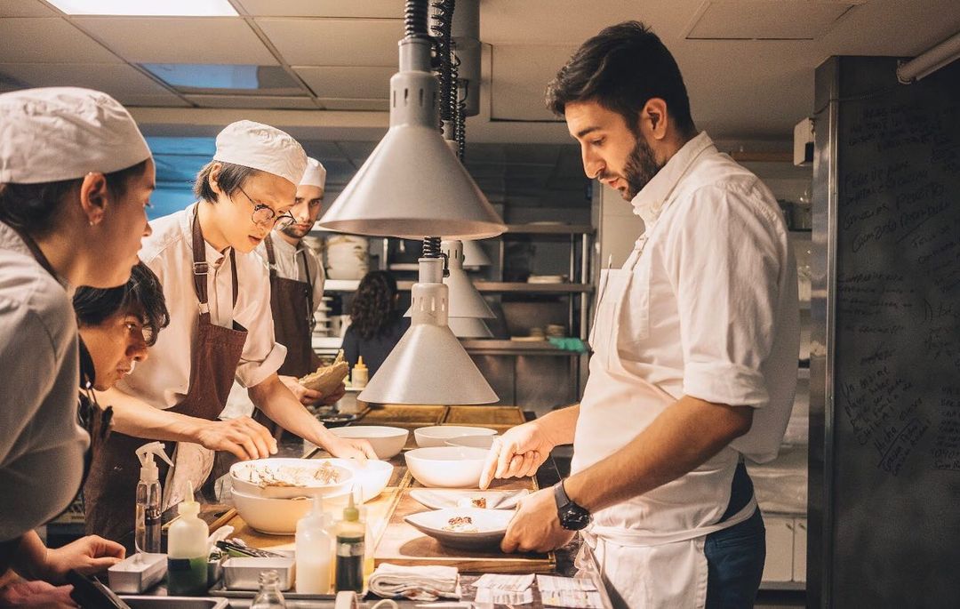 Pío Yoon colabora con otros restaurantes de Argentina. La foto muestra a Yoon (tercero desde la izquierda) trabajando en un restautante. | Cuenta en Instagram de Pío Yoon 
