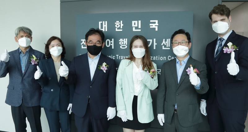El ministro de Justicia Park Beom-Kye (segundo desde la derecha) posa el 11 de agosto para una foto conmemorativa frente al Centro de Autorización Electrónica de Viajes de Corea en la oficina de inmigración del Aeropuerto Internacional de Gimpo en Seúl. | Ministerio de Justicia