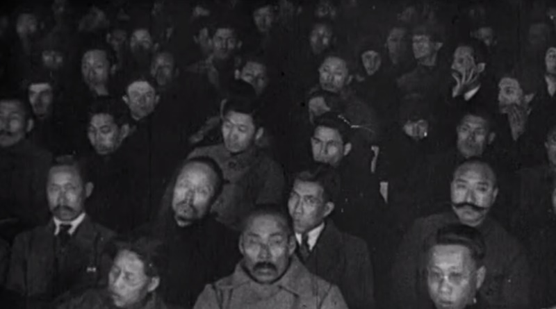 Los participantes en enero de 1922 asisten a la ceremonia de apertura de la primera Conferencia de Representantes de Partidos Comunistas y Organizaciones Revolucionarias Nacionales de los Países del Lejano Oriente en Moscú. El general Hong Beom-do está en el medio de la primera fila, con un abrigo largo y bigote